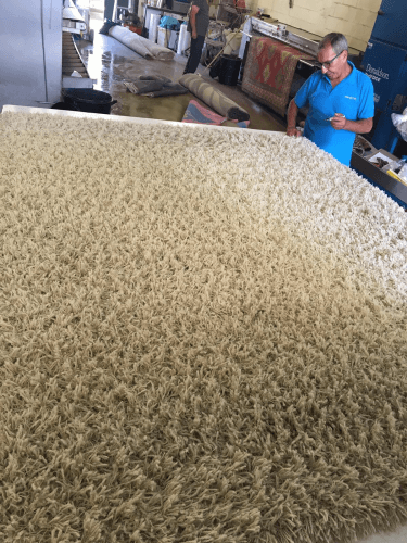 ניקוי שטיח גדול במפעל